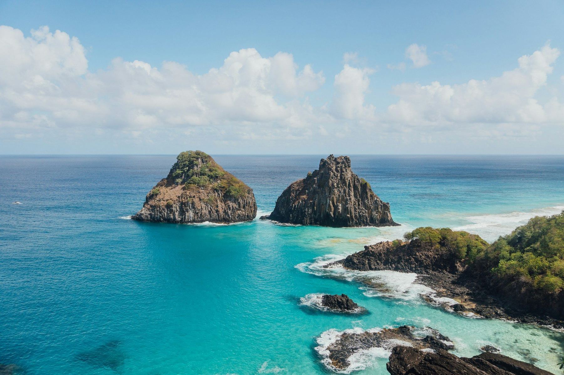 Morro Dois Irmãos visto da Baía dos Porcos, em Fernando de Noronha
