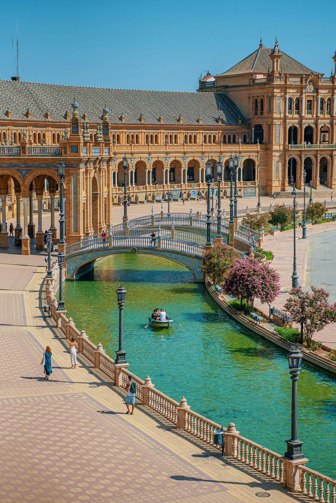 Canal com barco a remo diante da Plaza de España, em Sevilha